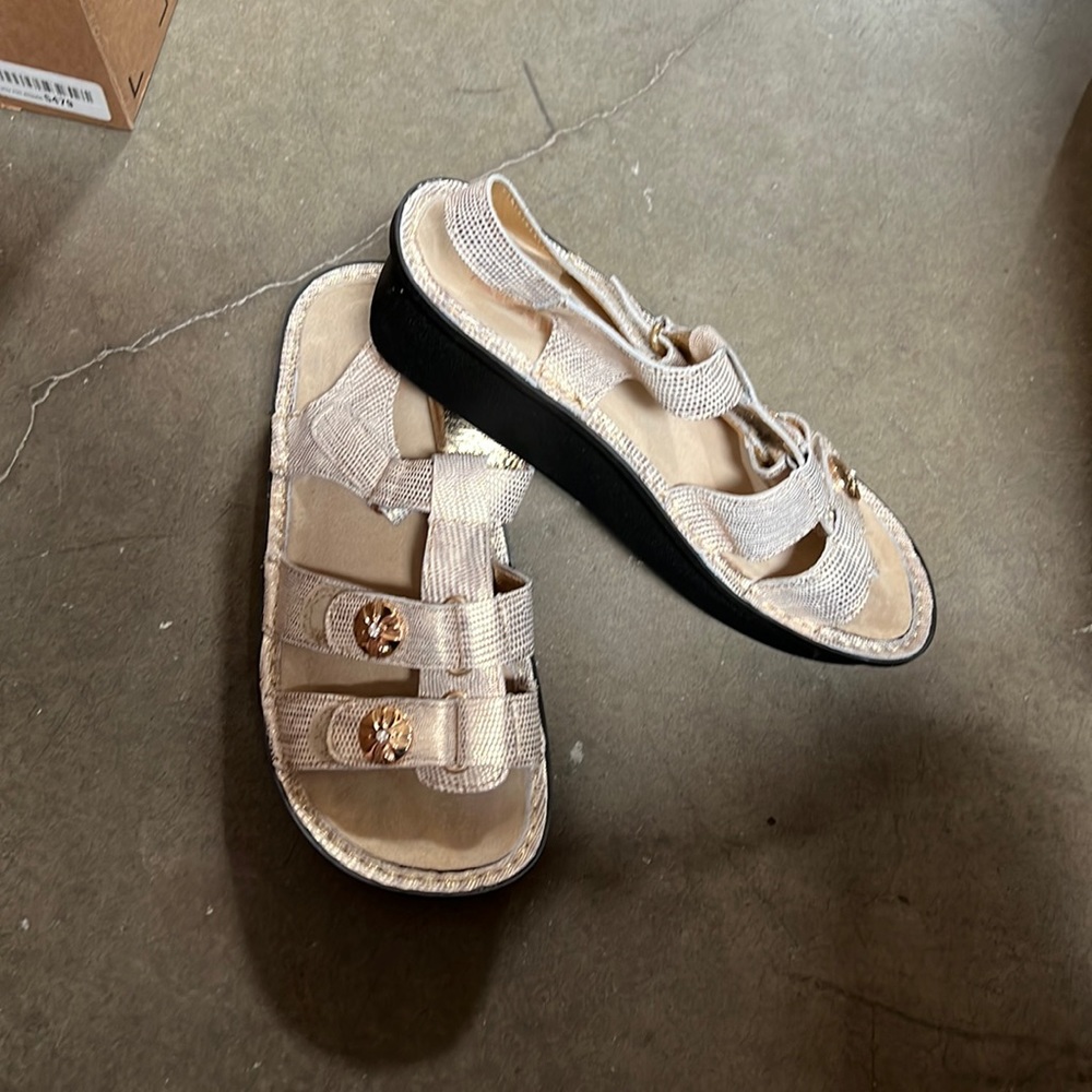 Women’s Alegria Gold Strappy Sandals size 36 (6-6.5)